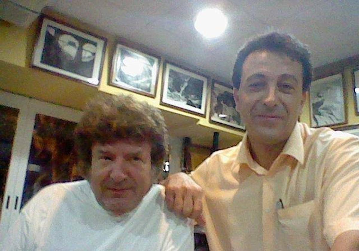 Dos maestros codo con codo, Enrique Morente y Francisco Molina Jiménez, en el bar Molino del Realejo.