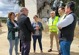 La delegada Soledad Aranda durante la visita al camino rural Carril de los Coches'.