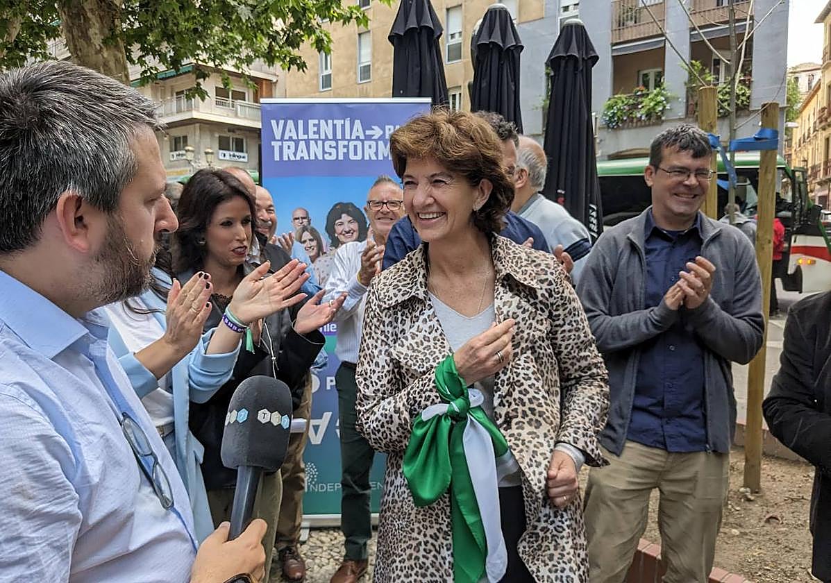 La candidata de Podemos-Av, Elisa Cabrerizo, junto a dirigentes y representantes de Podemos.