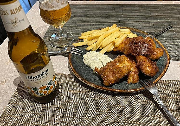 «Para el crujiente, hacemos una tempura de cerveza. Y freímos el pescado en aceite de girasol, pero esa tempura hace que el rebozado apenas absorba el aceite»..