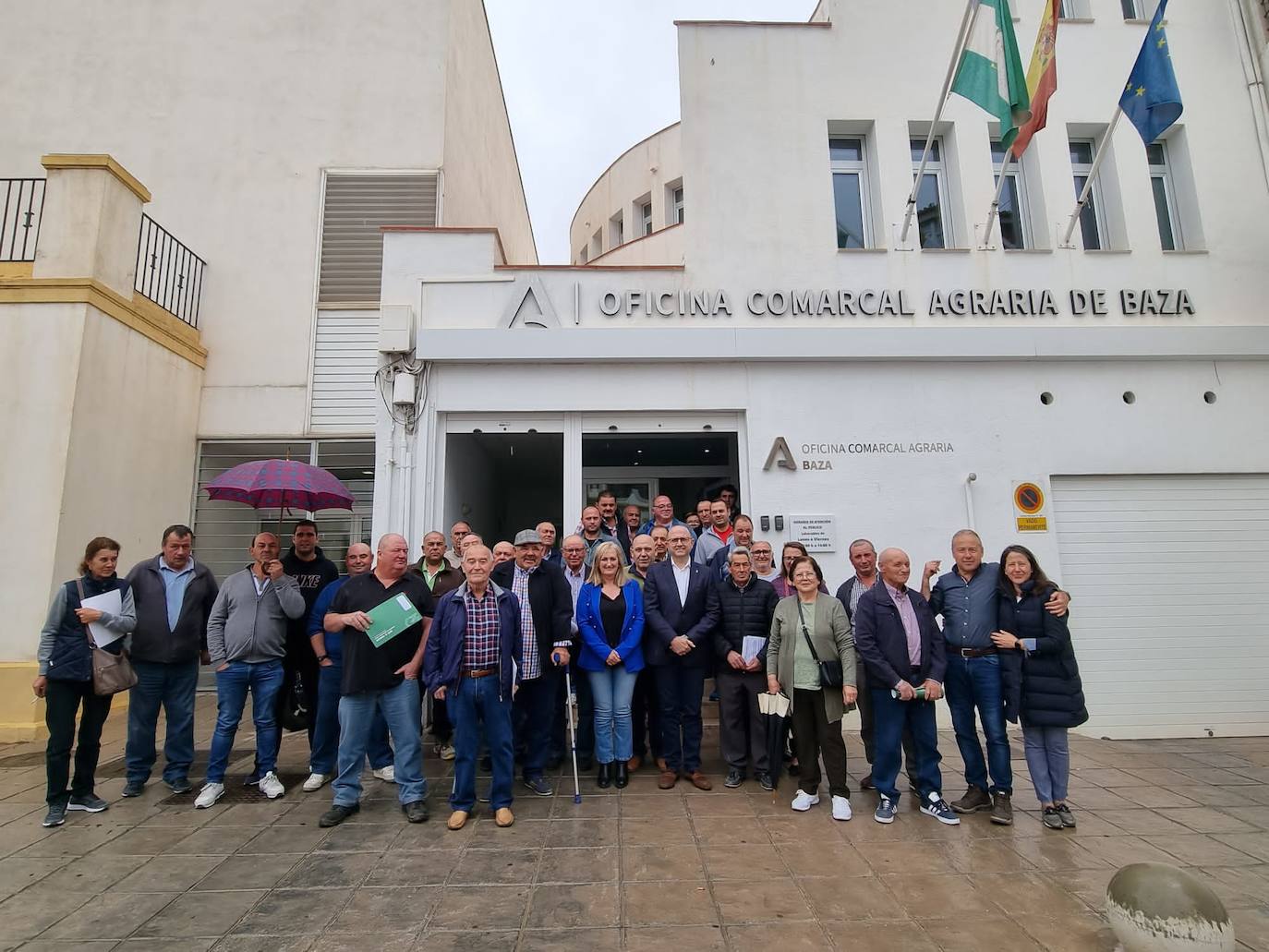 Algunos ganaderos de Baza tras reunirse con los dirigentes de la consejería de Agricultura.