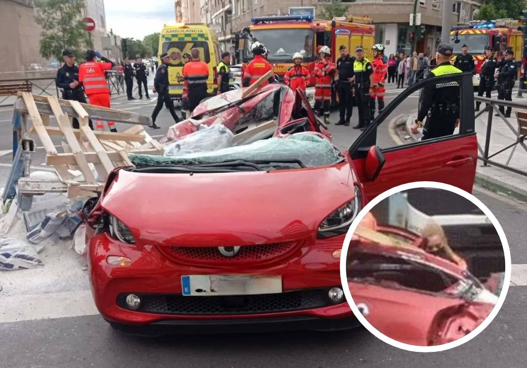 Estado en el que quedó el vehículo que circulaba por calle Arabial. A la derecha, Emma atendiendo a la chica.