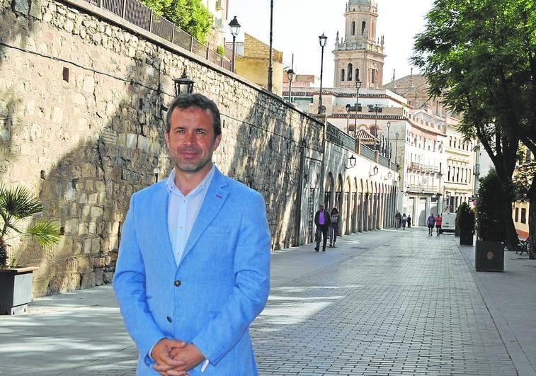 Julio Millán, en la Carrera de Jesús, con la Catedral de fondo.