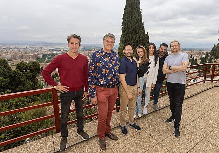 Macías con los seis solistas, en el exterior del Falla.