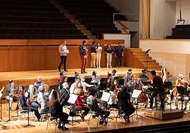 La orquesta y los músicos, en un momento del ensayo.