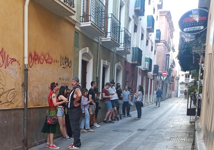 Personas haciendo cola a la espera de que abra La Sitarilla.