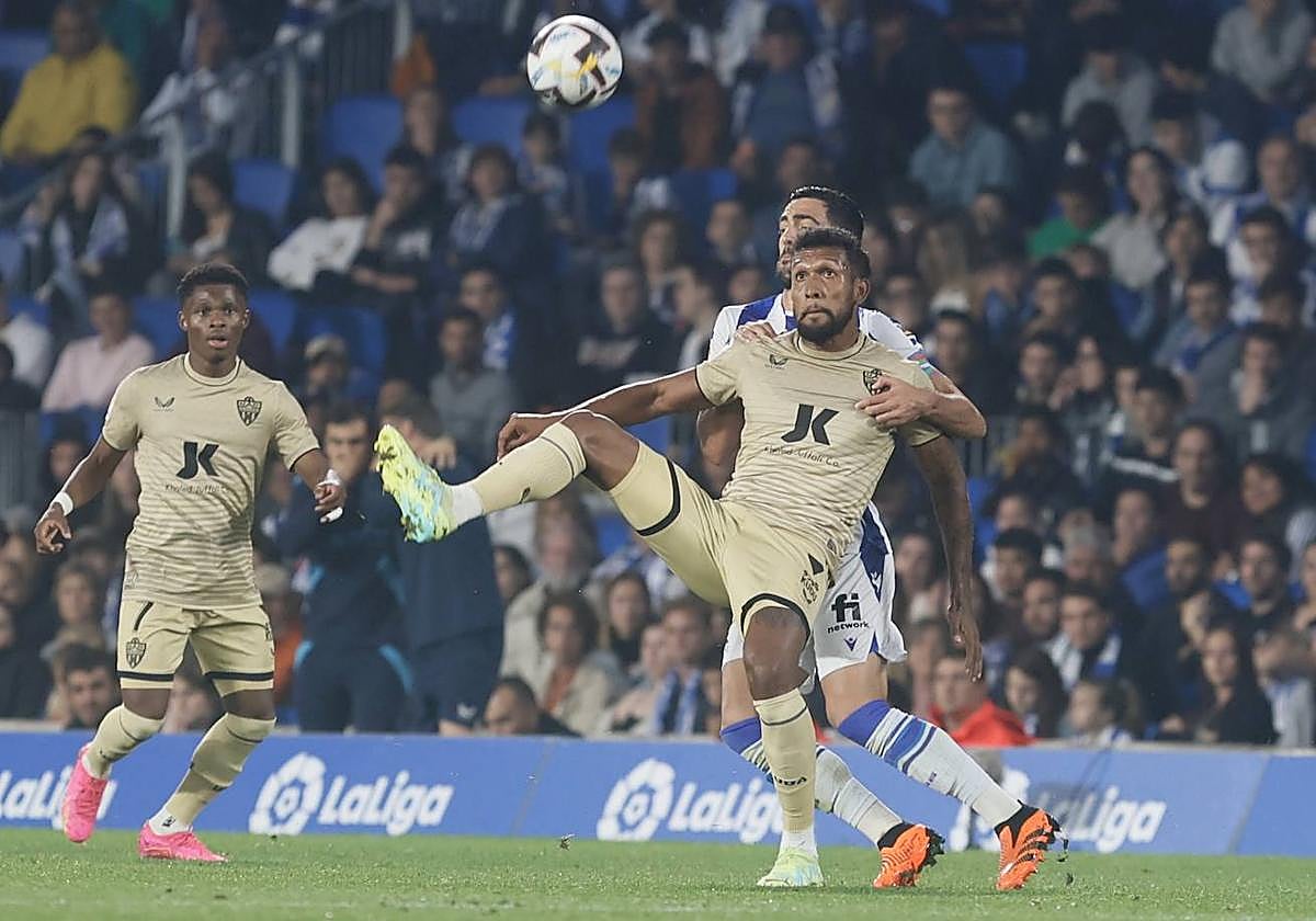 Ramazani observa a Sousa en la disputa con Merino; los dos indálicos pueden jugar el domingo