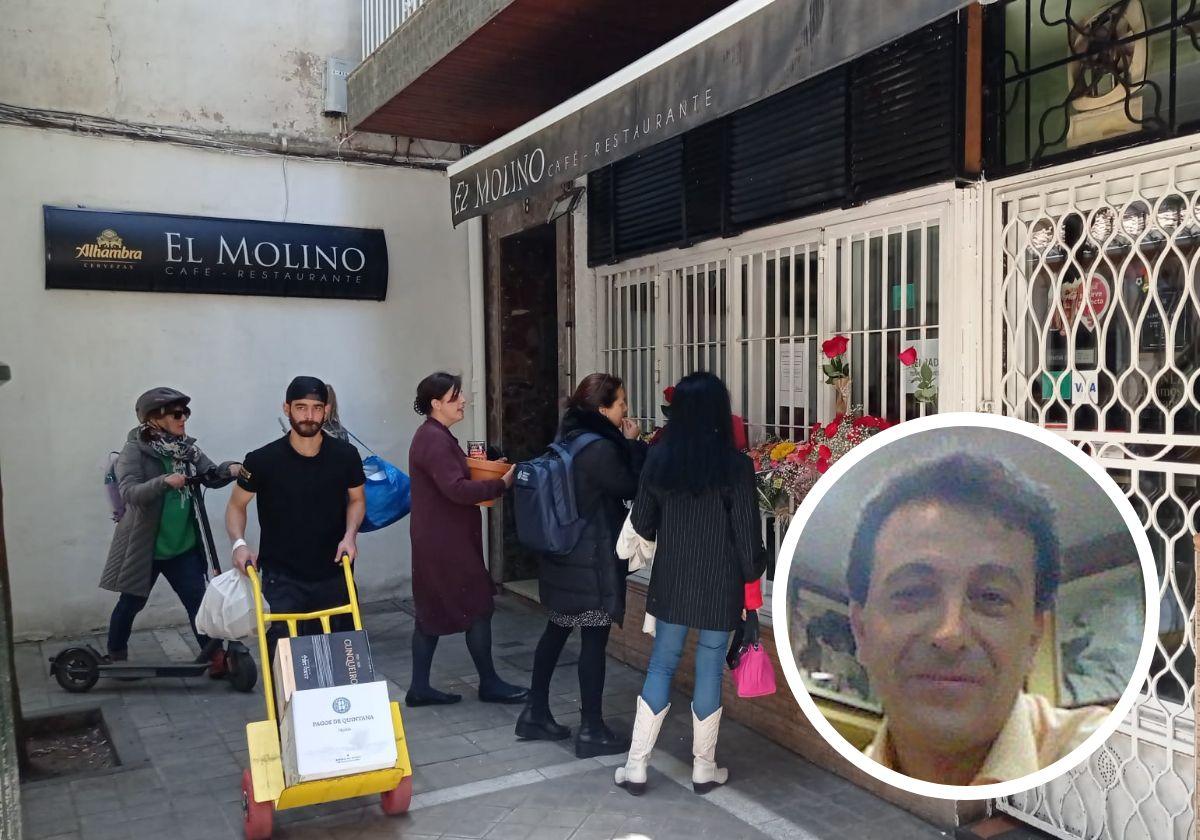 Vecinos del Realejo depositan flores en la puerta del bar El Molino.