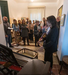 Ana Bernal-Triviño se dirige a sus lectores en la visita guiada a la Huerta de San Vicente.
