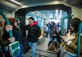 Pasajeros en el metro de Granada
