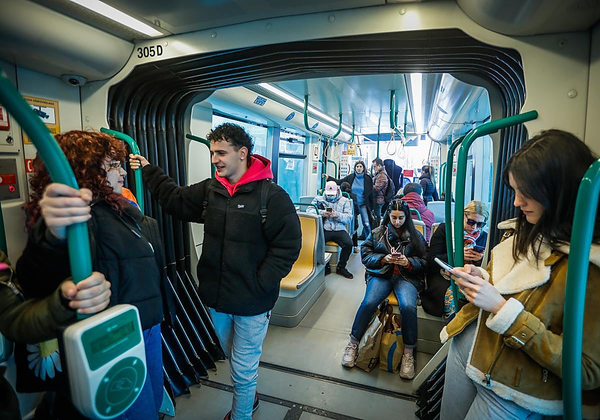 Pasajeros en el metro de Granada