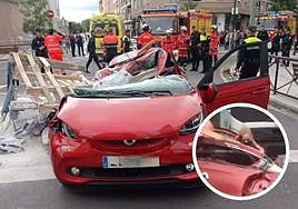 Estado en el que quedó el vehículo que circulaba por calle Arabial. A la derecha, Emma atendiendo a la chica.