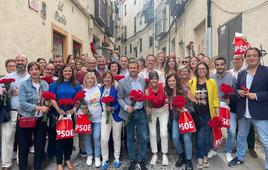 Julio Millán con su equipo y simpatizantes durante el cierre de campaña.