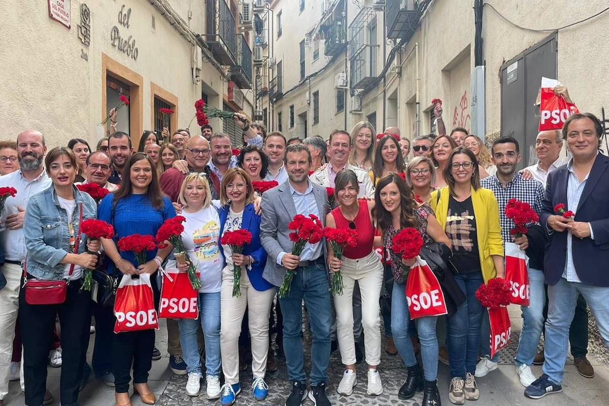 Julio Millán con su equipo y simpatizantes durante el cierre de campaña.