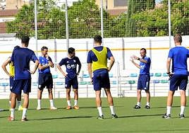 El técnico del Linares dando indicaciones a sus hombres durante un entrenamiento en el anexo de césped artificial.