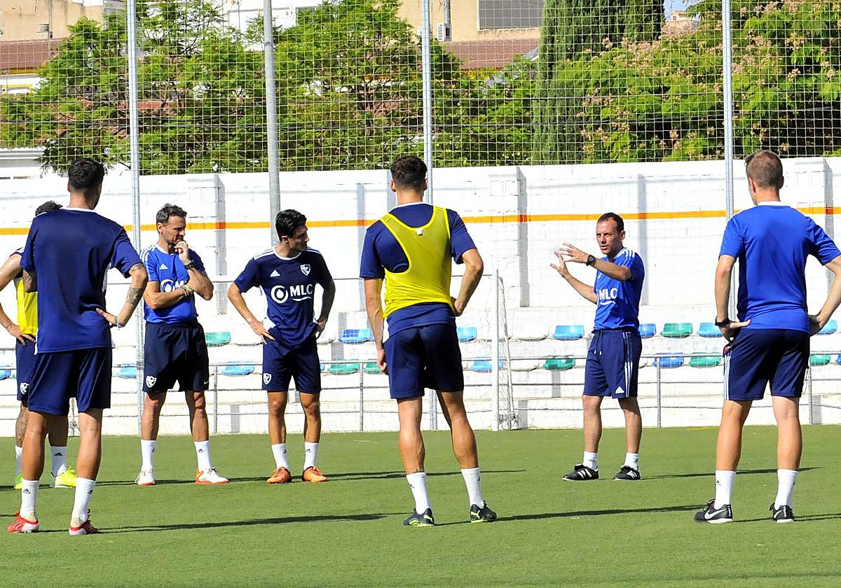 El técnico del Linares dando indicaciones a sus hombres durante un entrenamiento en el anexo de césped artificial.