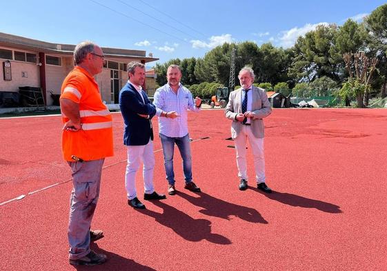 Visita del alcalde y los concejales a la nueva pista de atletismo de La Salobreja.