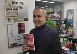 Pablo Fernández Miser, con su libro.