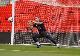 Fernando Martínez despeja un balón en el entrenamiento de este viernes.