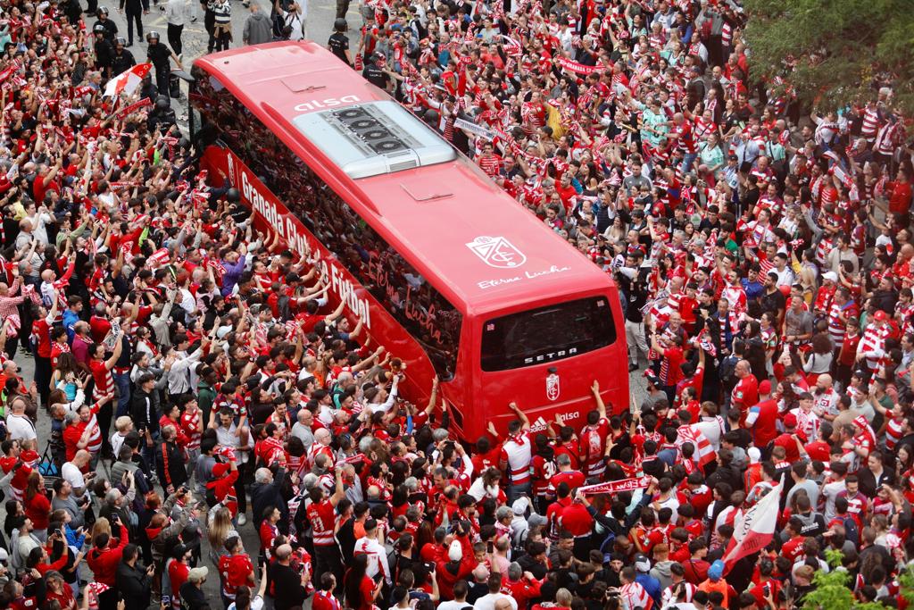 Las imágenes de la marea rojiblanca para recibir al Granada