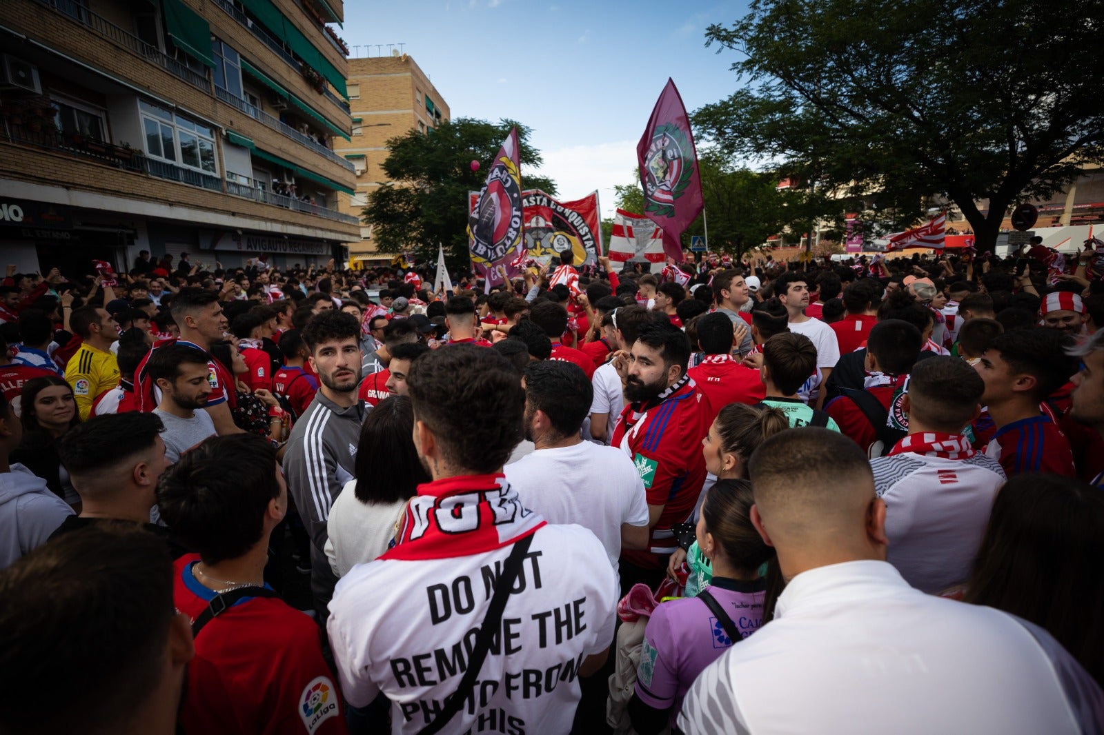 Las imágenes de la marea rojiblanca para recibir al Granada