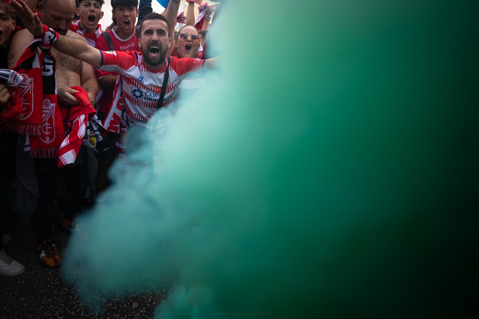 Las imágenes de la marea rojiblanca para recibir al Granada