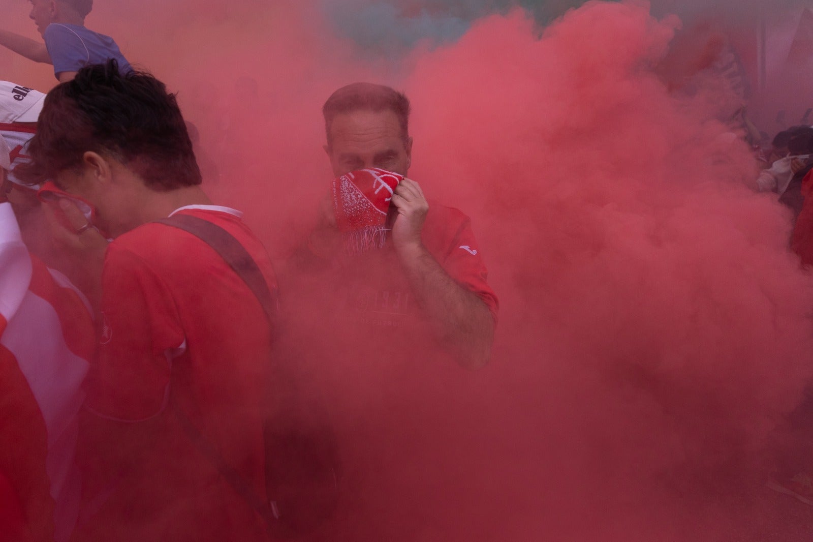 Las imágenes de la marea rojiblanca para recibir al Granada