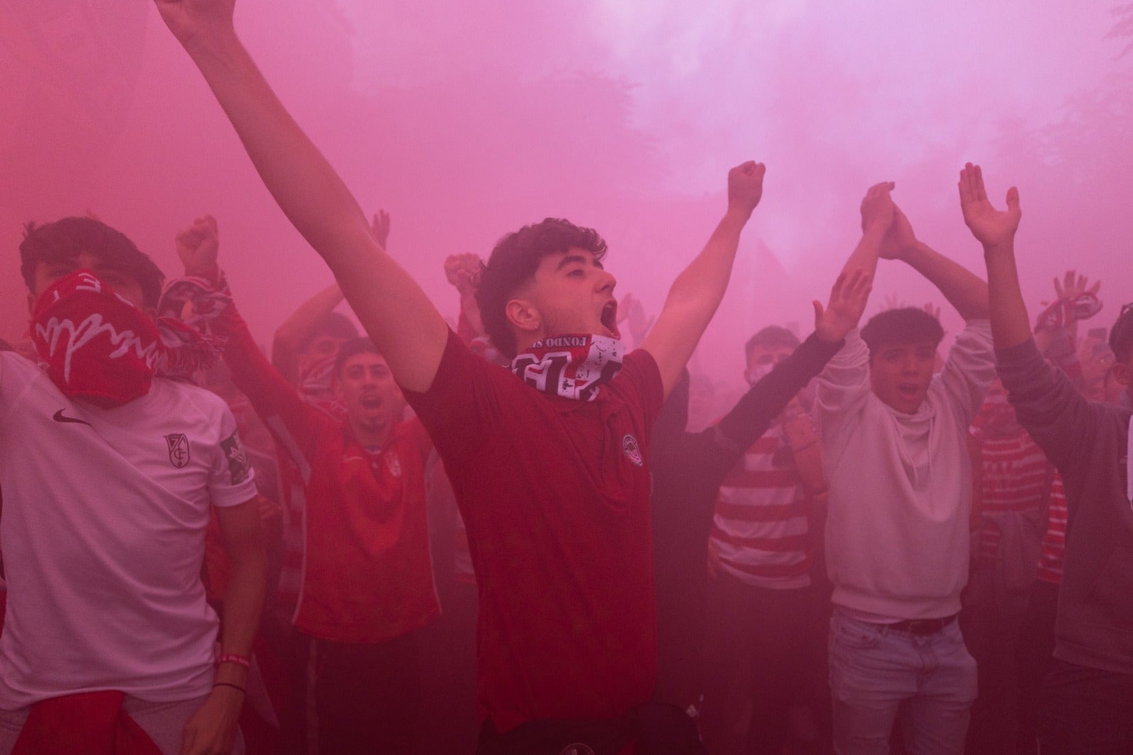 Las imágenes de la marea rojiblanca para recibir al Granada