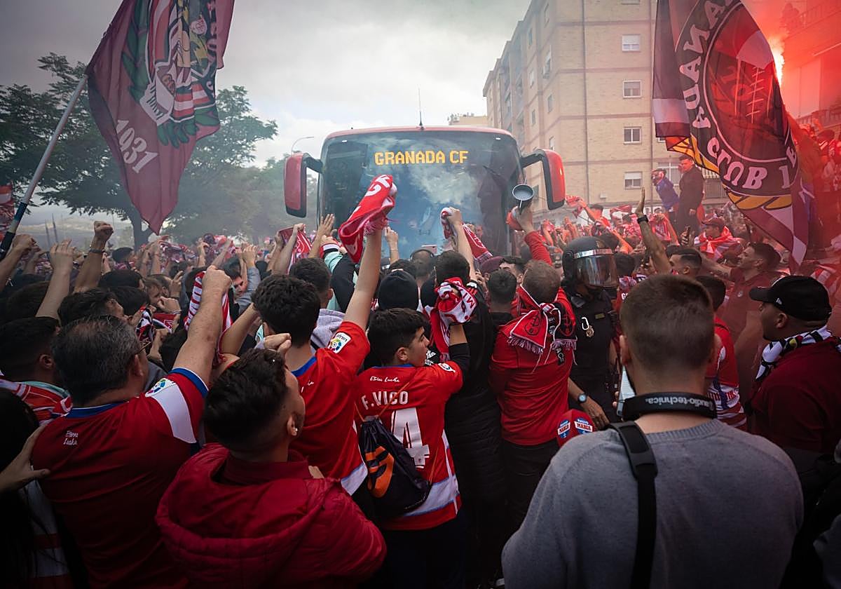 Las imágenes de la marea rojiblanca para recibir al Granada