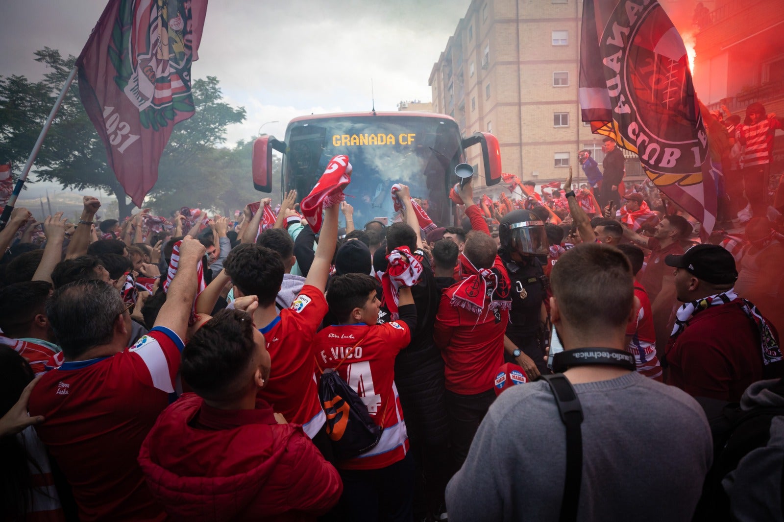 Las imágenes de la marea rojiblanca para recibir al Granada