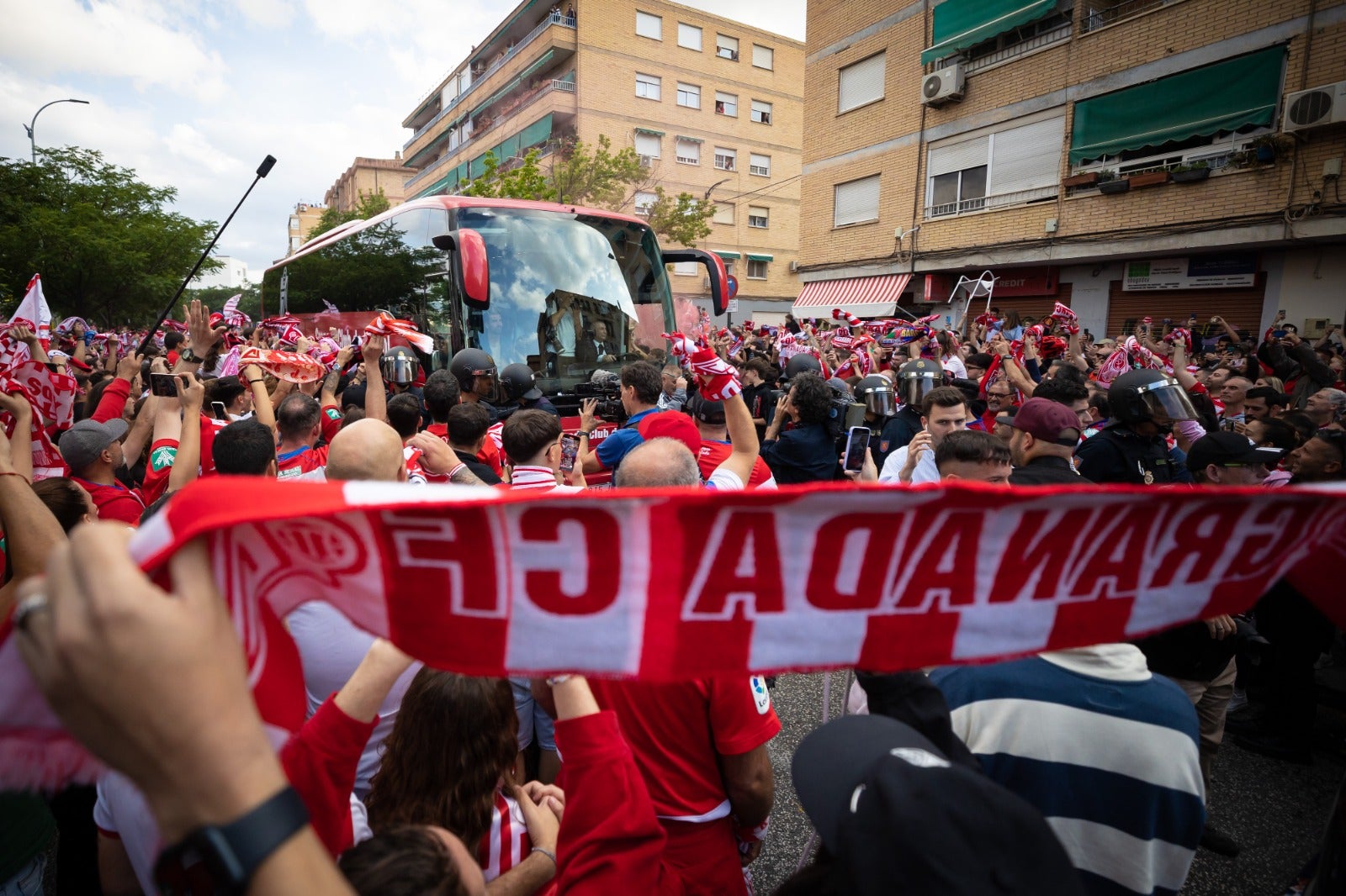 Las imágenes de la marea rojiblanca para recibir al Granada