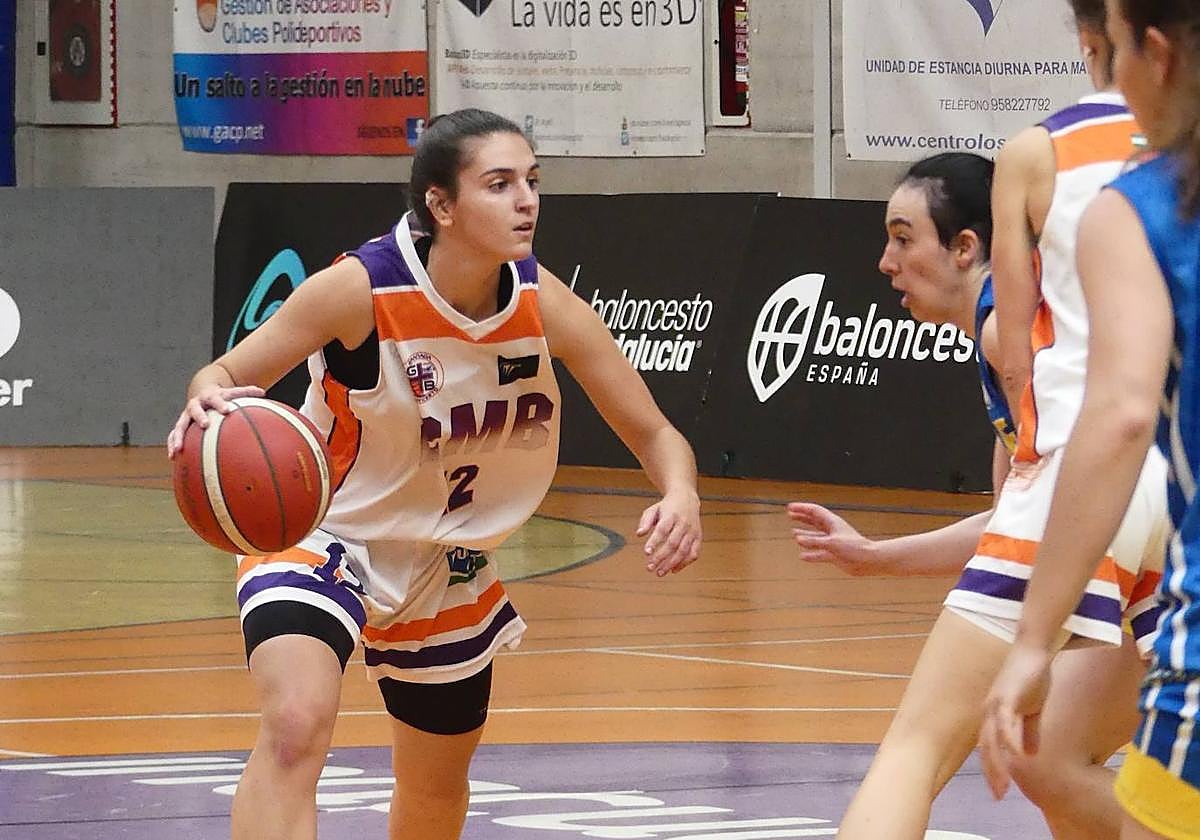 Alba Vigo penetra en el partido ante el Ponce de Valladolid.