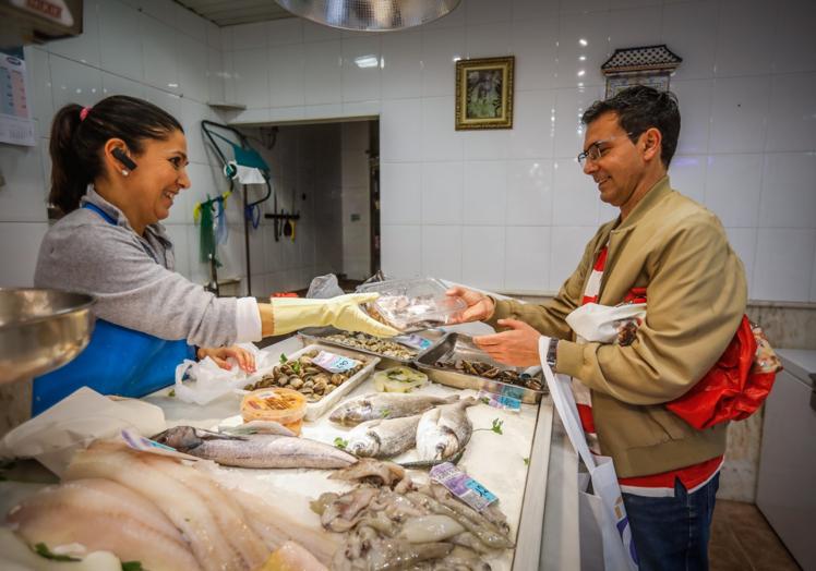 Paco Cuenca (PSOE), comprando pescado