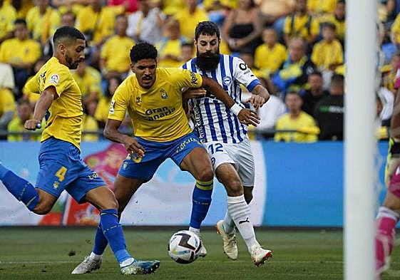 Álex Suárez (izquierda) y Villalibre (derecha) en el duelo Las Palmas-Alavés.