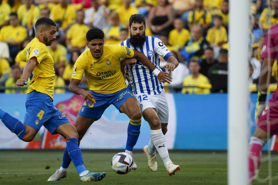 Álex Suárez (izquierda) y Villalibre (derecha) en el duelo Las Palmas-Alavés.