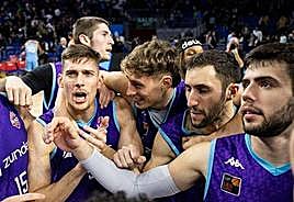 Germán Martínez y Manu Rodríguez, a la derecha, celebran un triunfo del Palencia