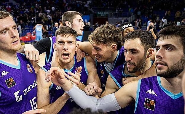 Germán Martínez y Manu Rodríguez, a la derecha, celebran un triunfo del Palencia