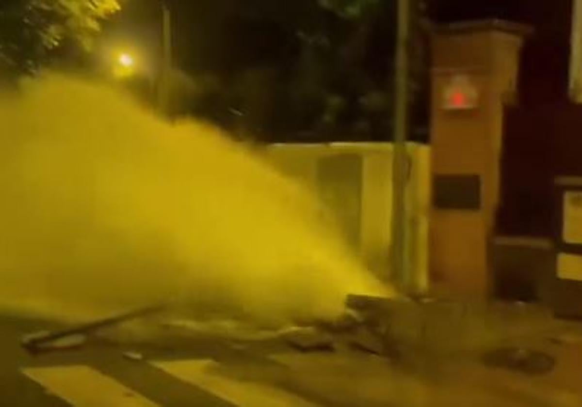 Chorro de agua por la ritura de la tubería.