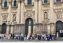 Cola de turistas accediendo a la Catedral de Jaén.