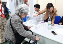 Una mujer ejerce su derecho al voto este domingo en Jaén.