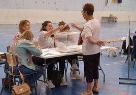 Una ciudadana ejerciendo su derecho al voto en La Cañada.