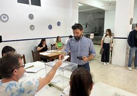 Juan Francisco Rojas ejerciendo su derecho al voto en la capital.