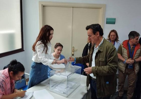 Agustín González ejerce su derecho al voto.