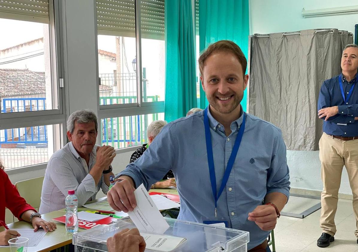 El presidente del PP de Jáen, Erik Domínguez, ejerce su derecho al voto.