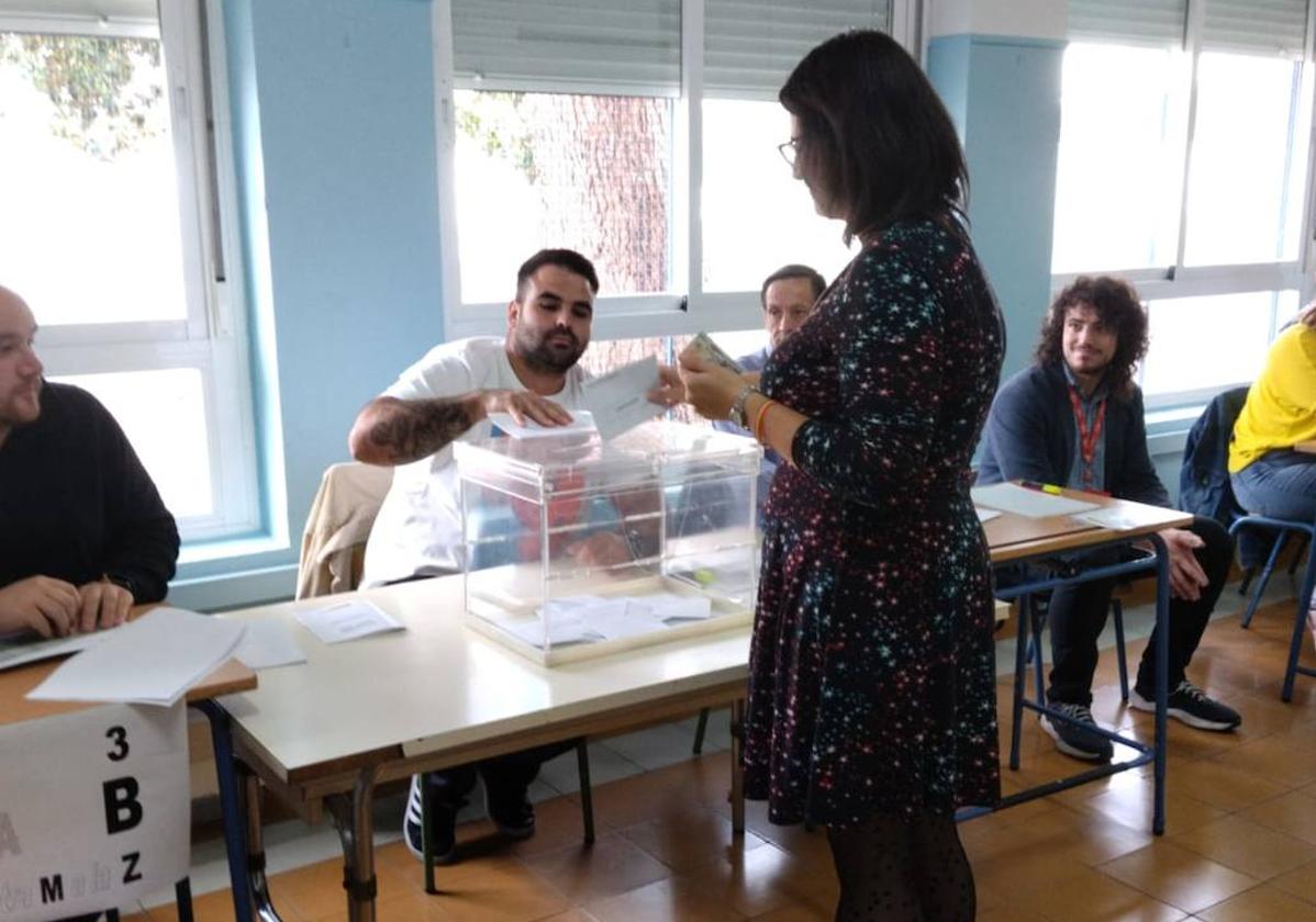 Carmen Soria ejerce su derecho al voto.