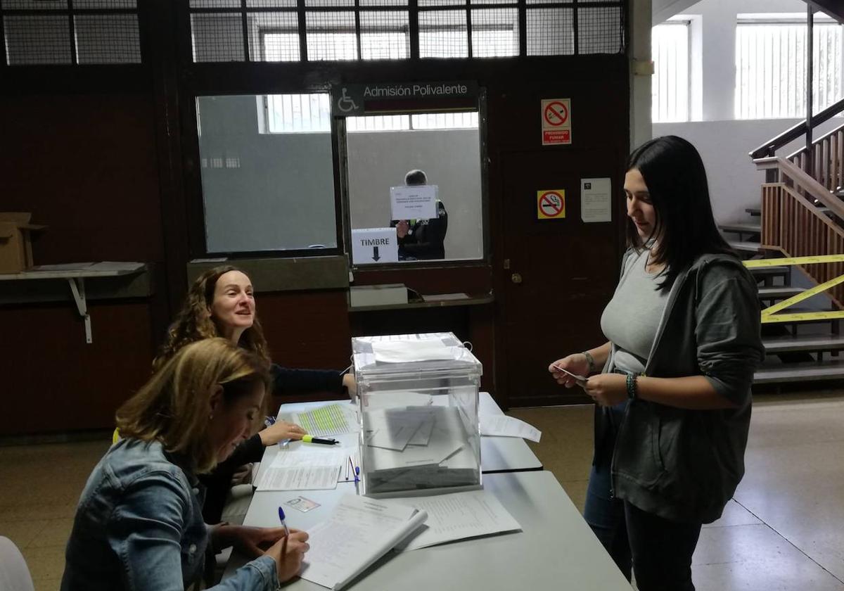 Julia Martínez Prieto ejerce su derecho a voto por primera vez.