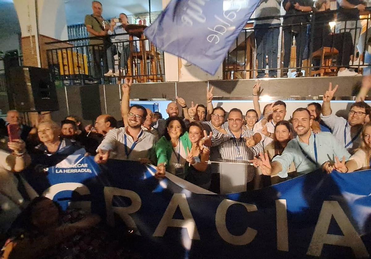 Vecinos de Almuñécar votan.