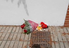 Zona exterior de la vivienda donde fueron encontrados los cuerpos.