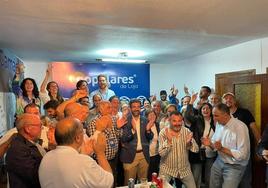 El candidato del PP de Loja, Joaquín Camacho, posa con su equipo tras ganar las elecciones.