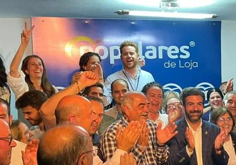 El candidato del PP de Loja, Joaquín Camacho, posa con su equipo tras ganar las elecciones.